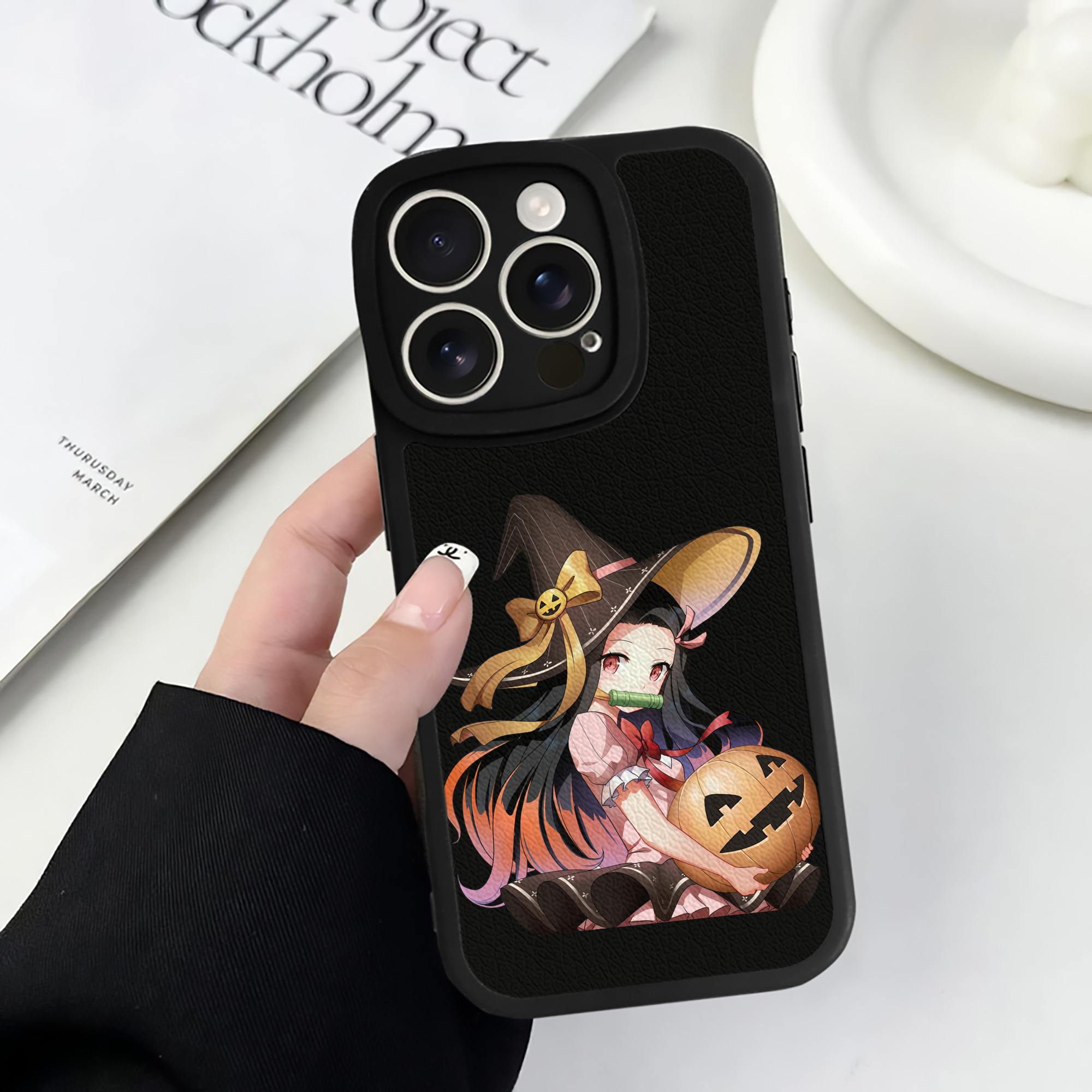 （画像用） 鬼滅の刃（きめつのやいば）竈門 禰󠄀豆子／かまど ねずこ Kamado Nezuko 【iPhone 16シリーズ対応】シリコンスマホケース（レザー調） 材質：シリコン